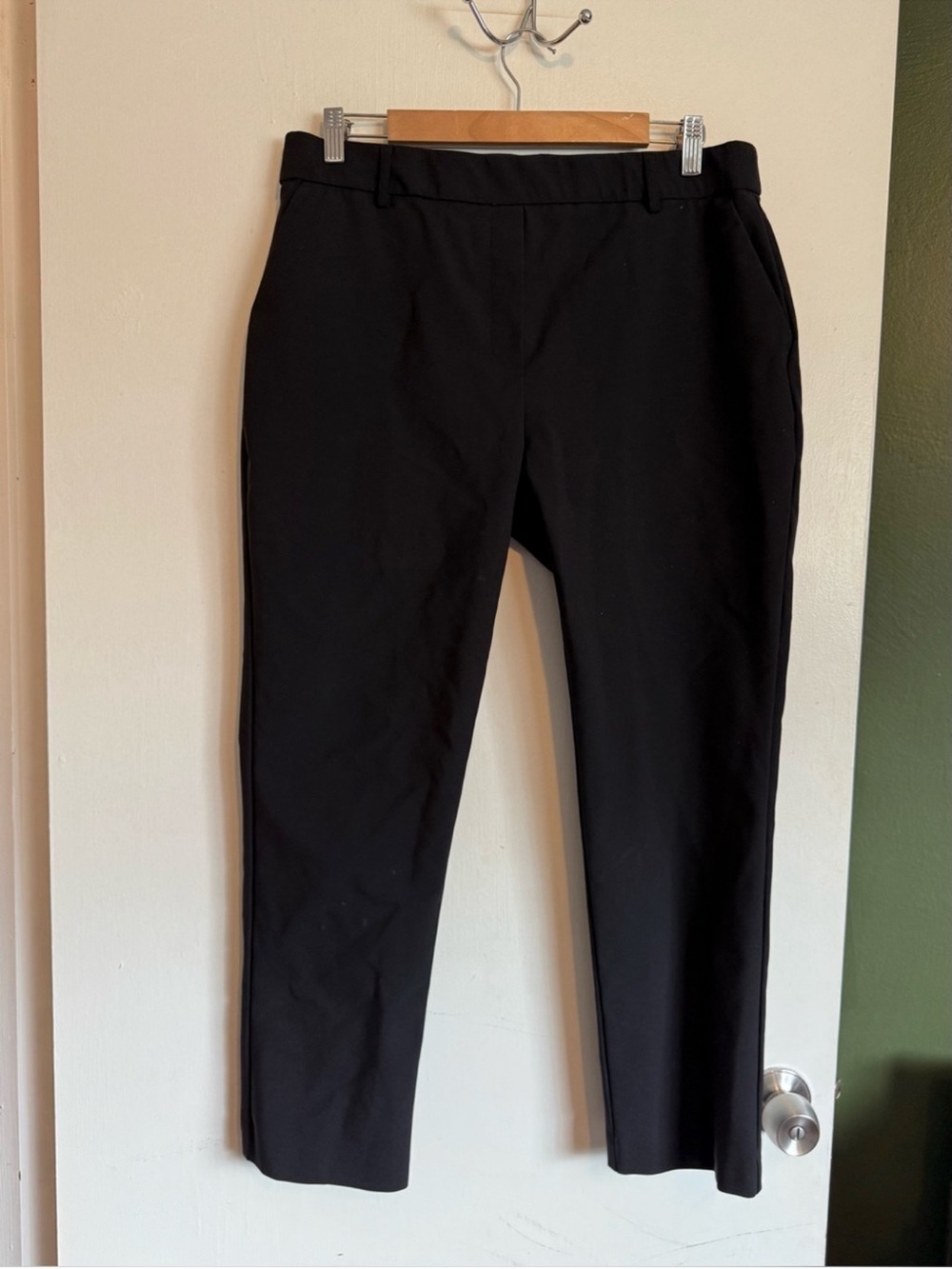 JL Atelier black cropped pull on dress pants
size large